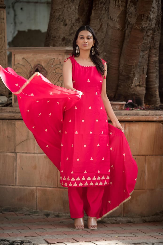 Violet Chic Rani Pink Heart-Print Sleeveless Cotton Kurti Set with Pant and Dupatta